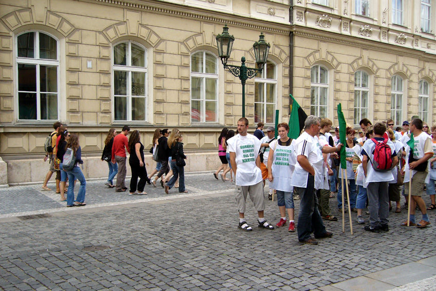 manifestants et touriste prague