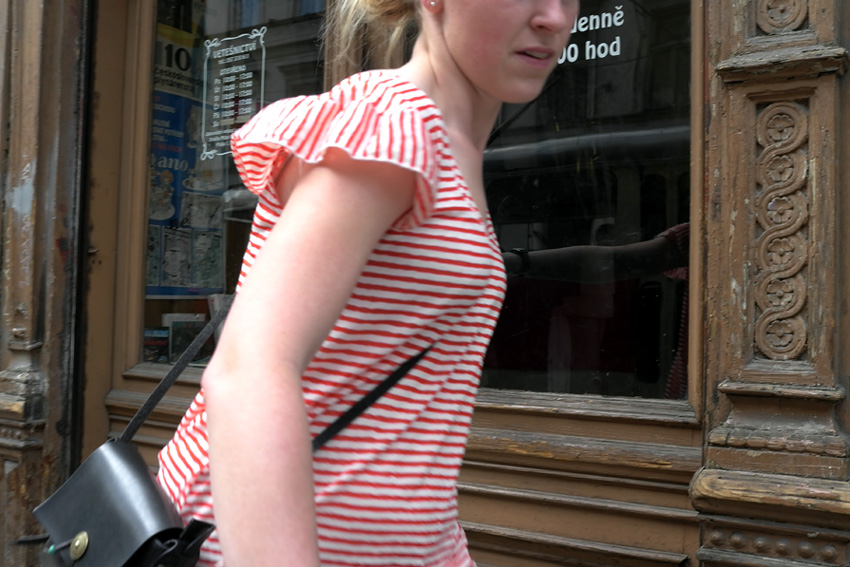 fille tricot rouge prague